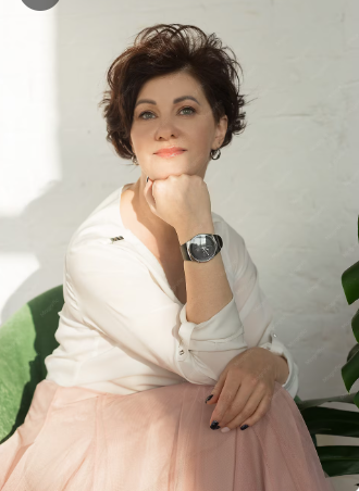 Елена, преподаватель курсов: General English, Английский для взрослых, Английский для профессиональной деятельности, Подготовка к ЕВИ, Подготовка к международным экзаменам, Академический английский - Кадры делового мира